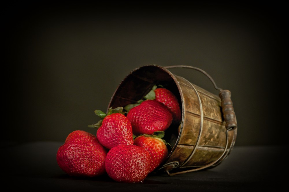 Frische Erdbeeren in einem Kübel