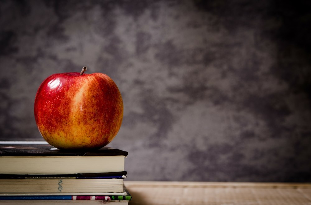 Apfel auf Bücher in der Schule